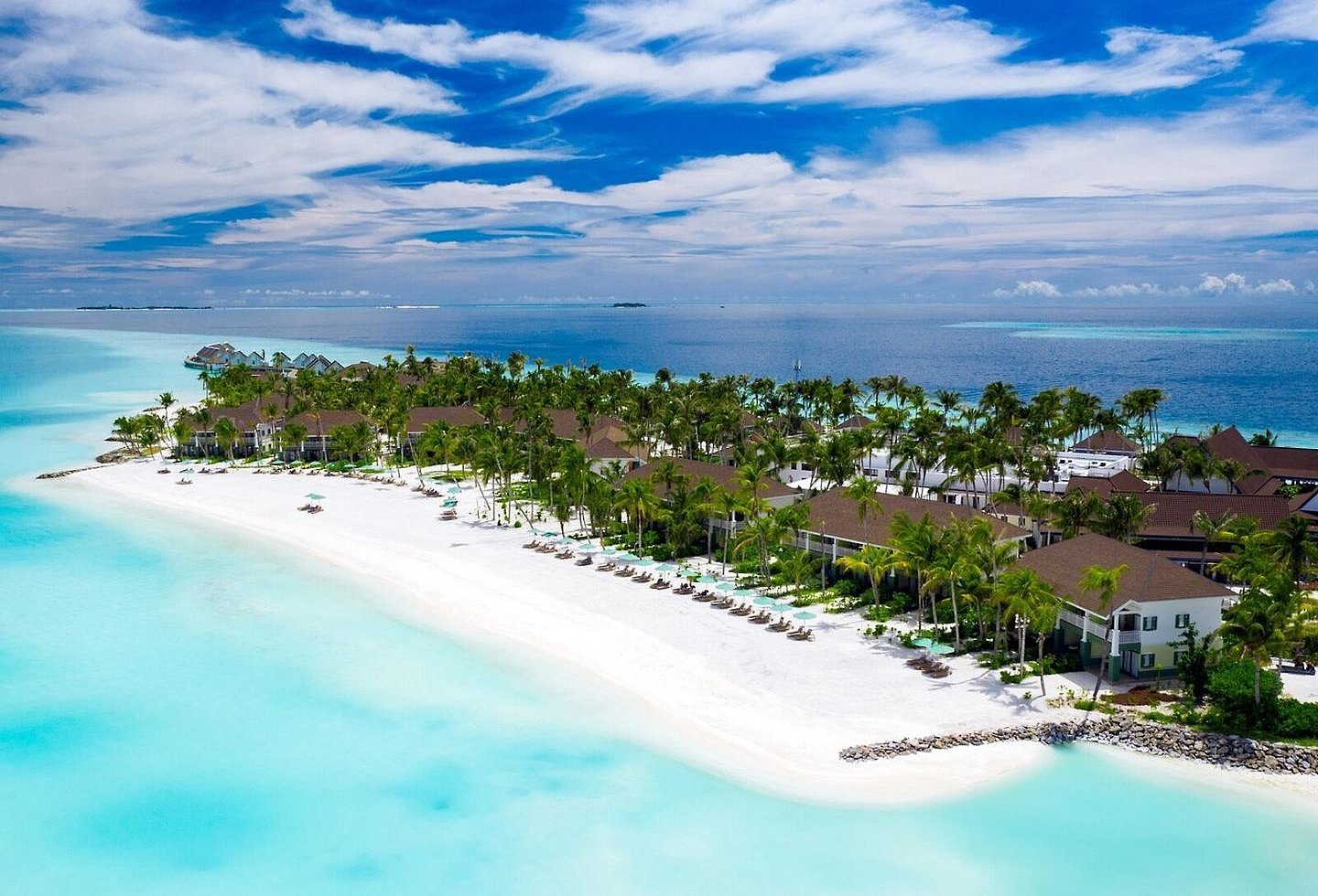 Luftaufnahme des Resorts, großer Strandabschnitt