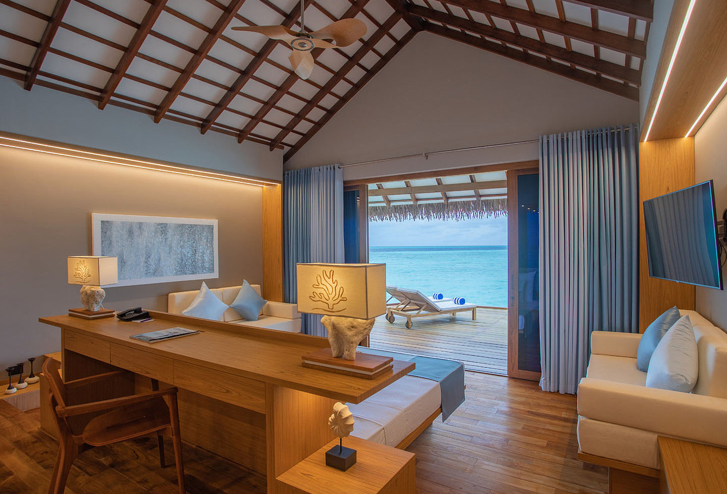 Blick aus einem Strandbungalow mit Doppelnett und Zugang zum Meer.