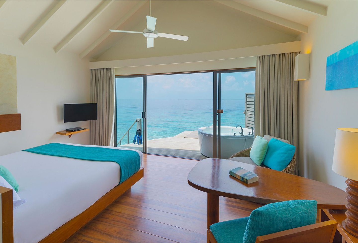 Gemütliches Zimmer einer Overwater Villa auf den Malediven mit Meerblick.