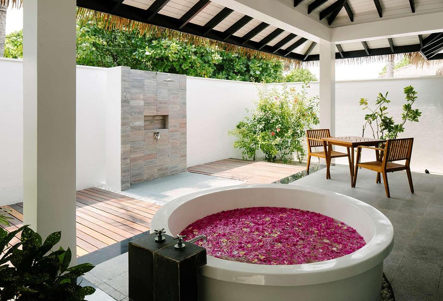 outdoor wellness bereich mit rosenbad