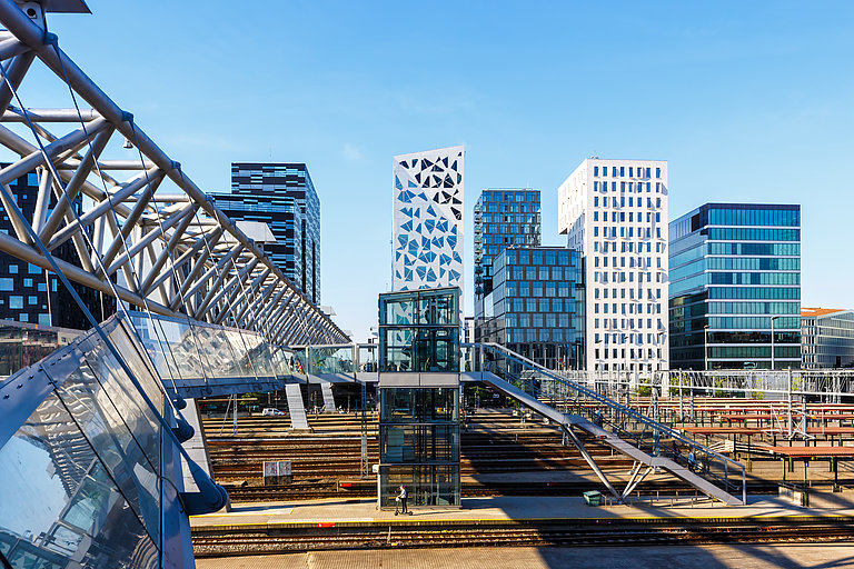 Moderne Skyline von Oslo mit Hochhäusern, Wasserfront und urbanem Baukran.