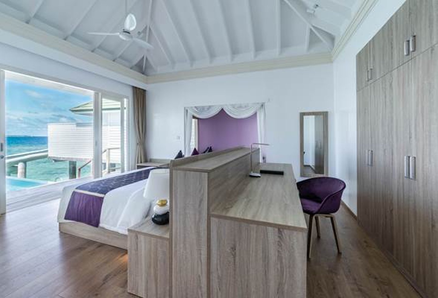 Schlafraum Poolvilla mit großem Kasten, Dekor in Violett-Tönen, Blick auf Terrasse und das Meer