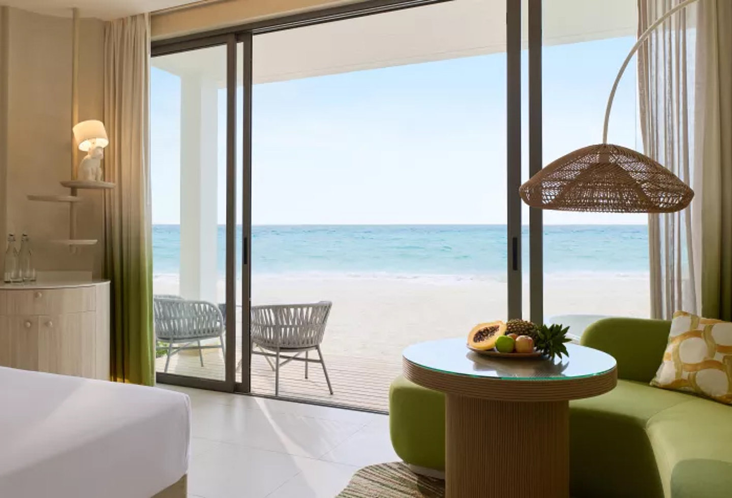 Blick auf den Strand und das Meer der Malediven aus einem Zimmer des Centara Mirage Lagoon Maldives Resort.