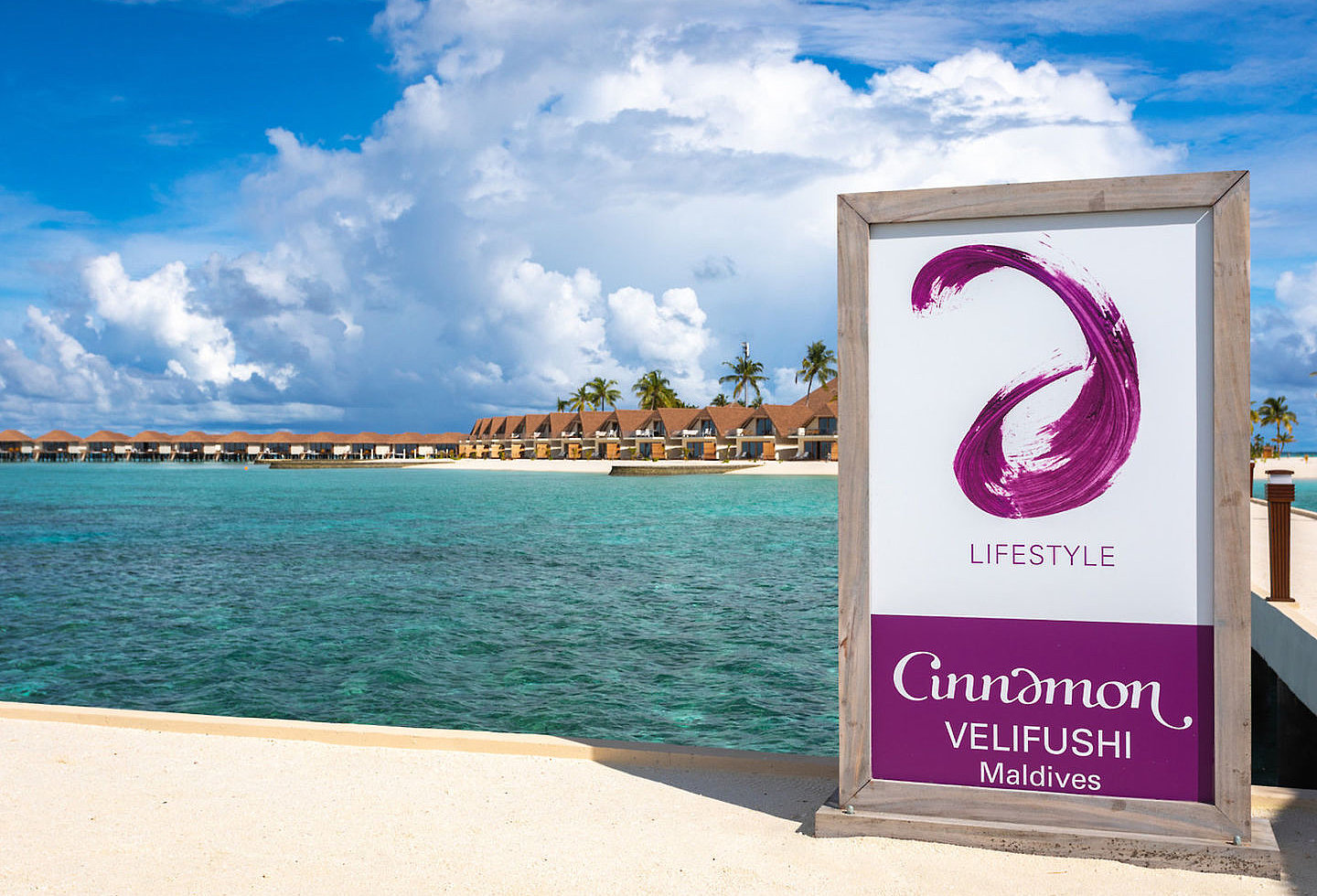 Malediven Cinnamon Velifushi Maldives Lifestyle Hotel mit Blick auf Overwater Bungalows.