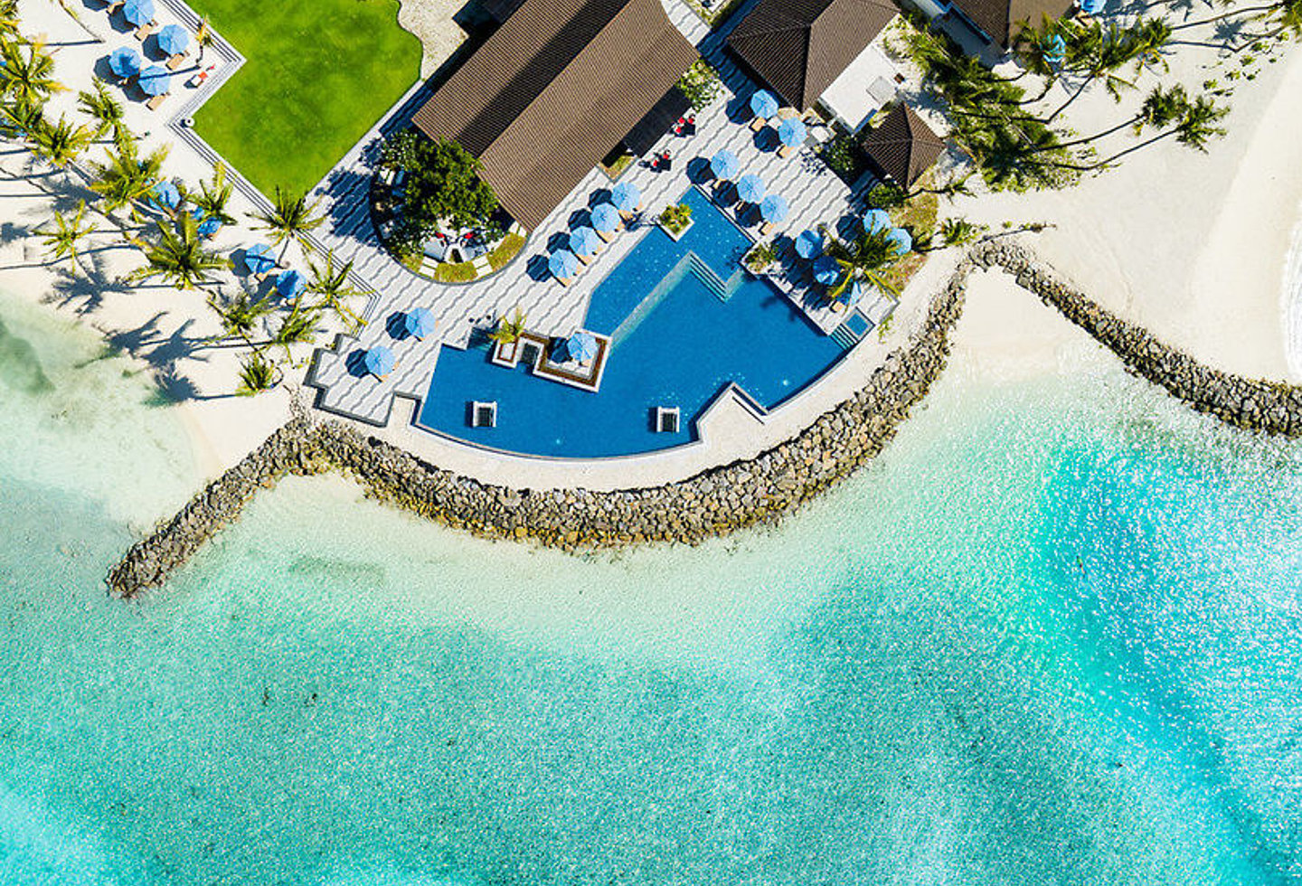 Resort mit Poolbereich von oben fotografiert