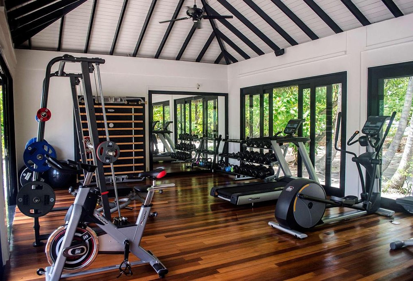 fitnessraum mit diversen geräten