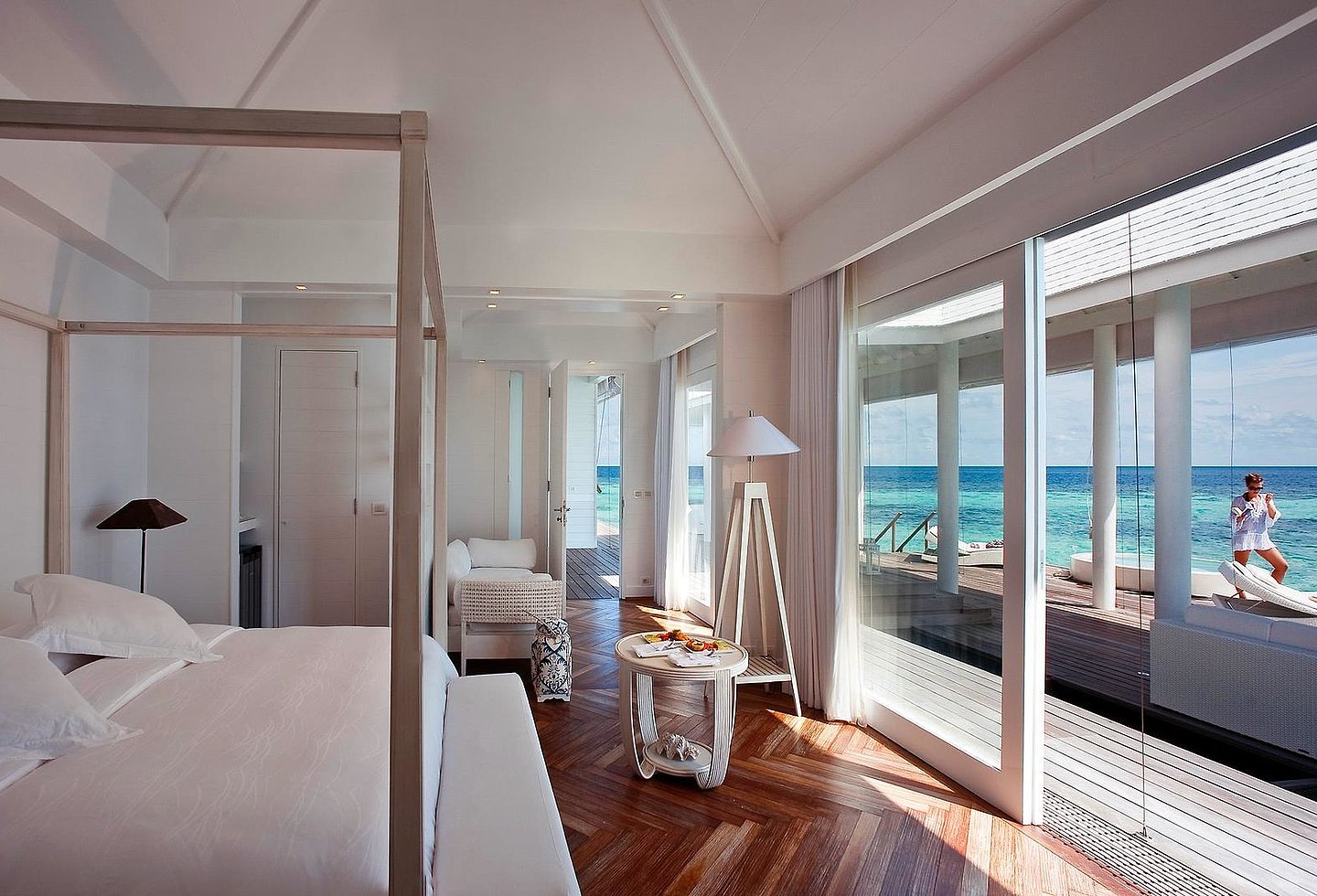 Moderne Wasservilla mit Himmelbett, Strandzugang und Blick auf das Meer.