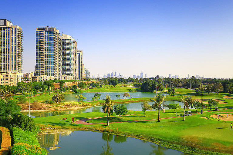 Golfplatz in Dubai umgeben von diversen Luxusapartments welche direkten Blick auf den Platz haben.