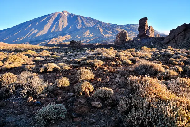 Mondartige Landschaft im Teide Nationalpark auf Teneriffa bei Abendlicht.