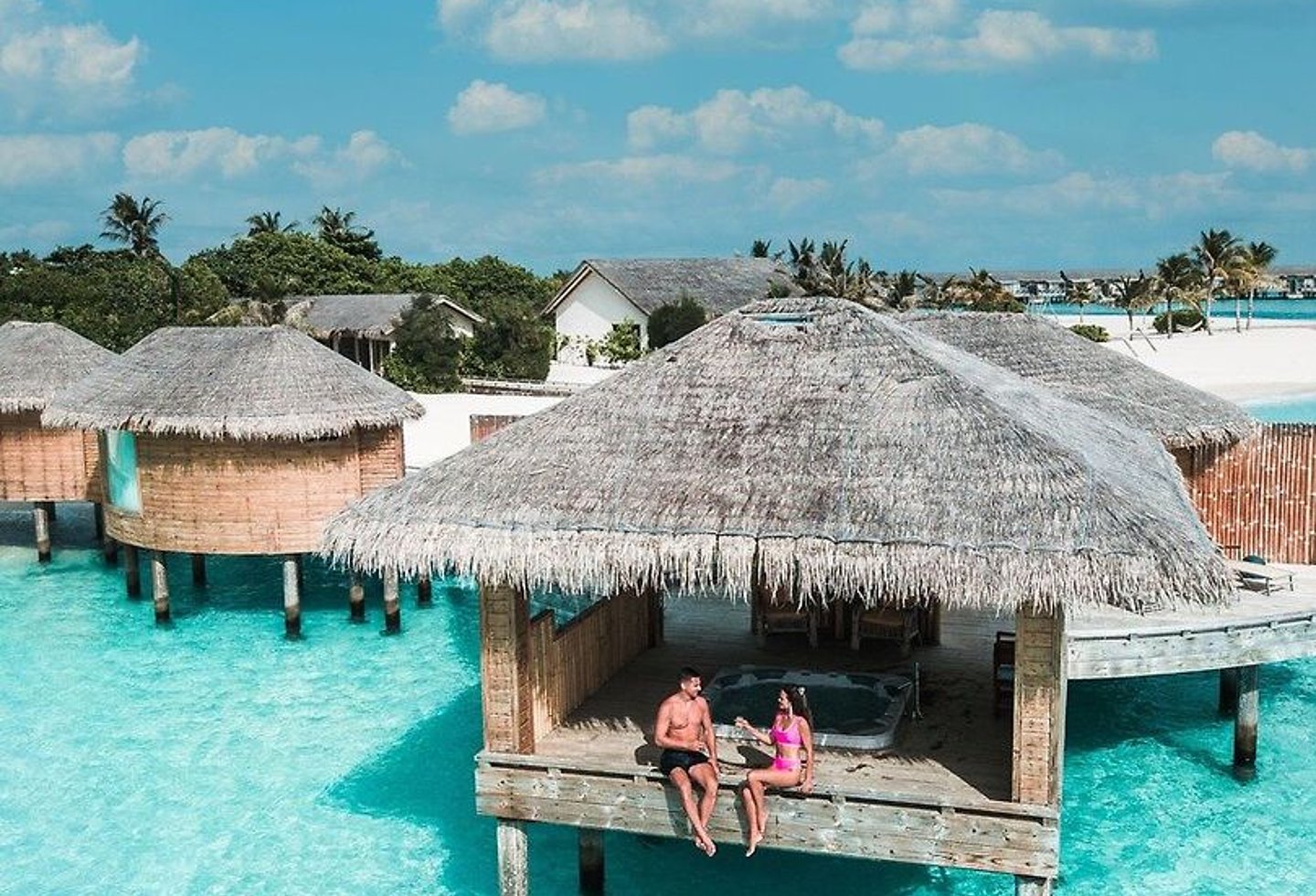 Überwasserbungalows mit direktem Zugang zum türkisfarbenen Wasser.