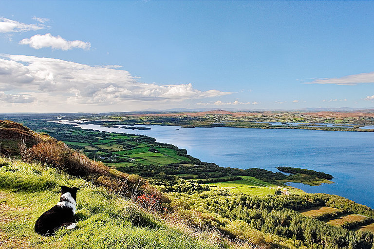 Panoramablick über Lough Erne in Irland mit grüner Landschaft und weitem See.