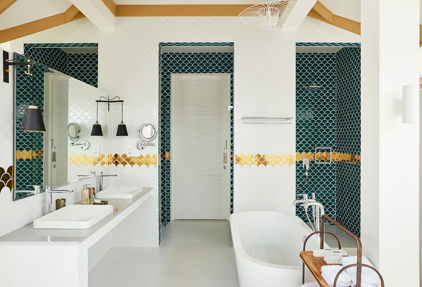 Großes, helles Badezimmer mit Badewanne