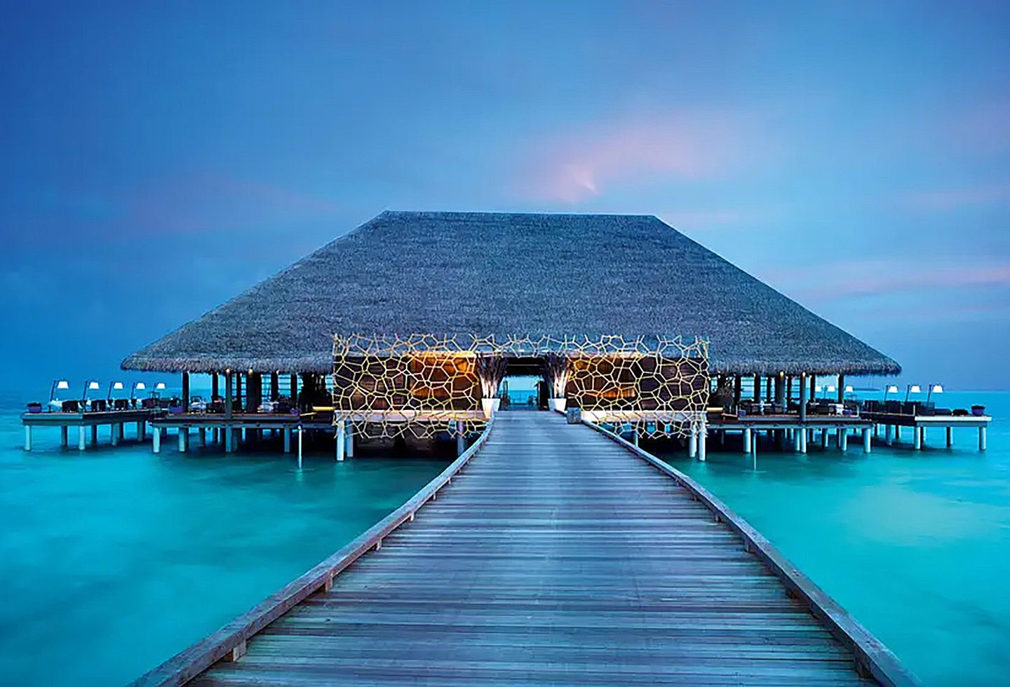 Überwasser-Restaurant mit Panoramablick auf das türkisblaue Meer.