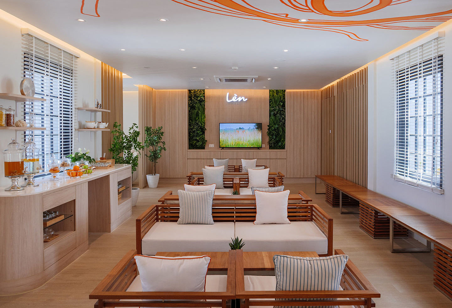 Loungebereich mit Sofas und einer Rezeption
