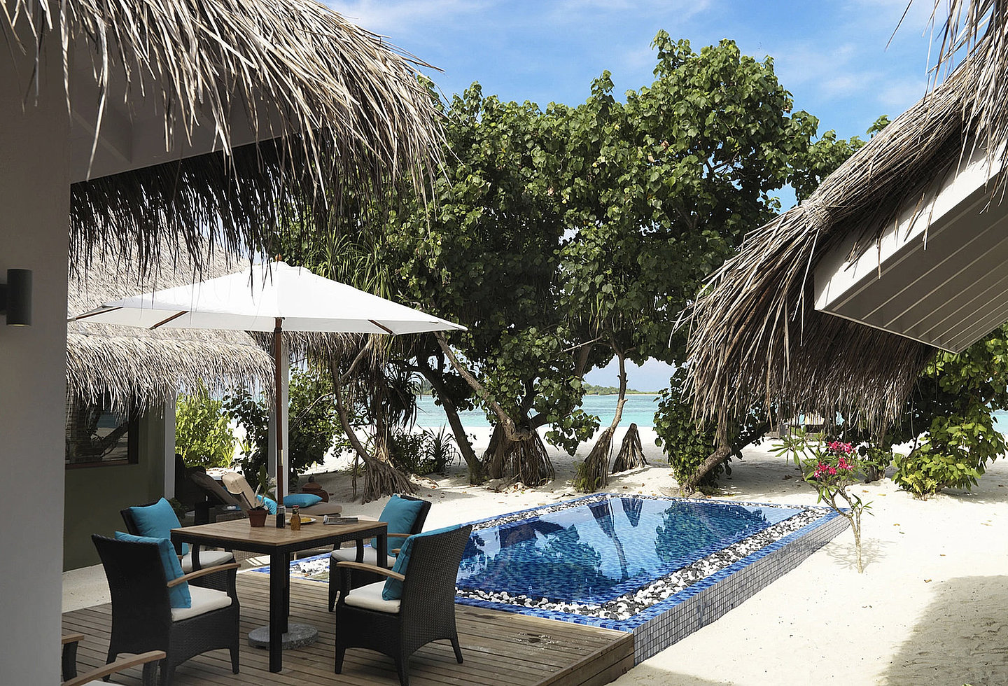 Cocoon Suite mit natürlichem Dekor und Blick auf dichten tropischen Garten.
