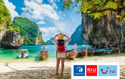 Junge Frau an Bucht in Thailand. Strandszene mit Booten.