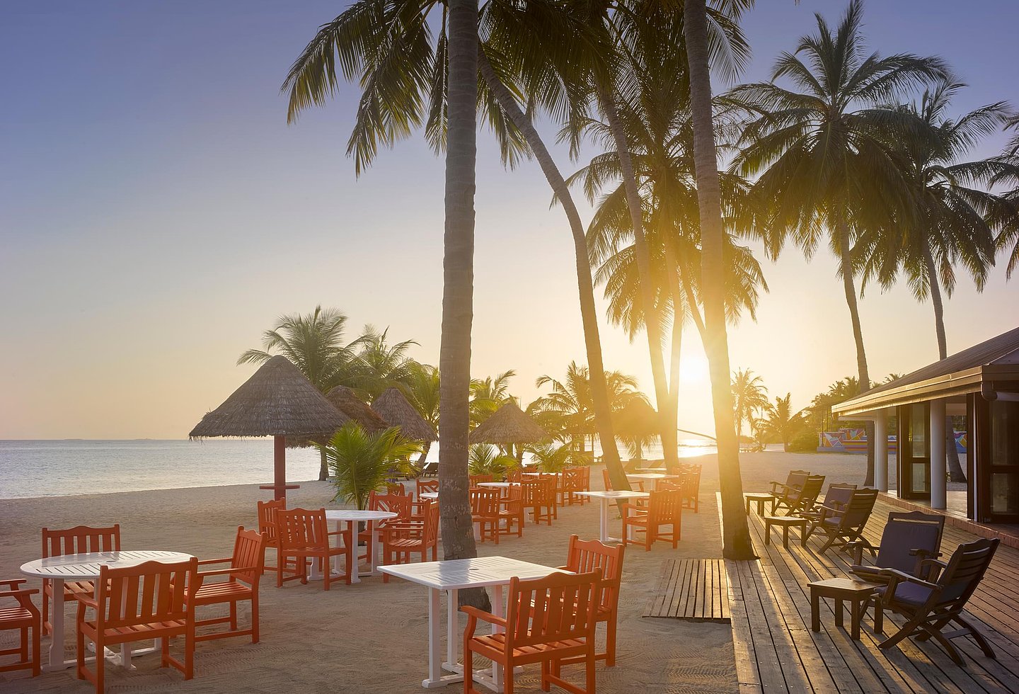Sonnenuntergang mit Palmen und Blick auf das Meer vom Resort aus.