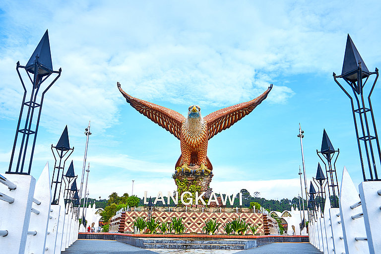 Adlerstatue mit ausgebreiteten Flügeln am Eagle Square auf Langkawi bei Sonne.
