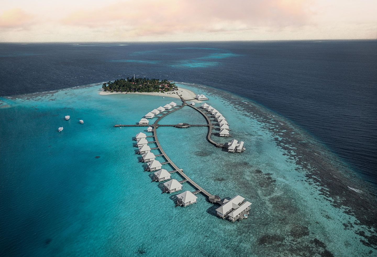 Blick auf eine Hotelanlage mit Wasservillen, mit Blick auf eine kleine Insel.