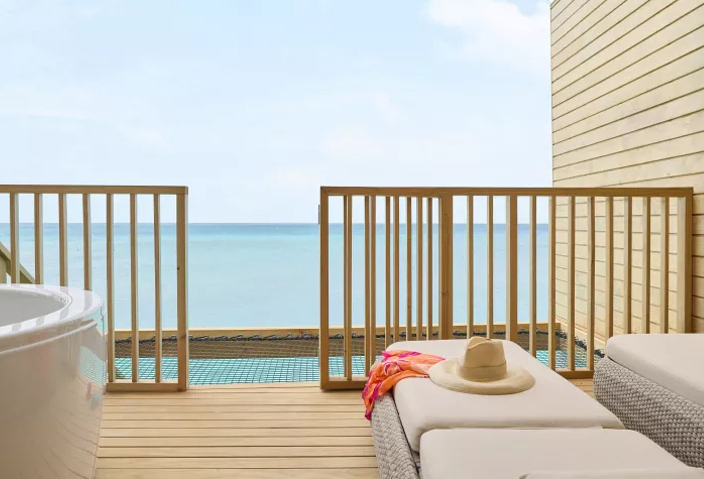 Jacuzzi einer Overwater Villa des Centara Mirage Lagoon Maldives Resorts.