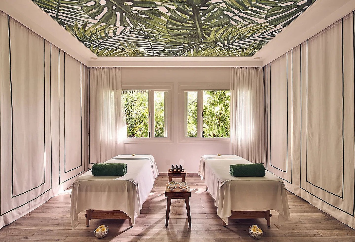 Gemütlicher Spa-Bereich in Reetdach-Bungalow mit zwei Massageliegen.