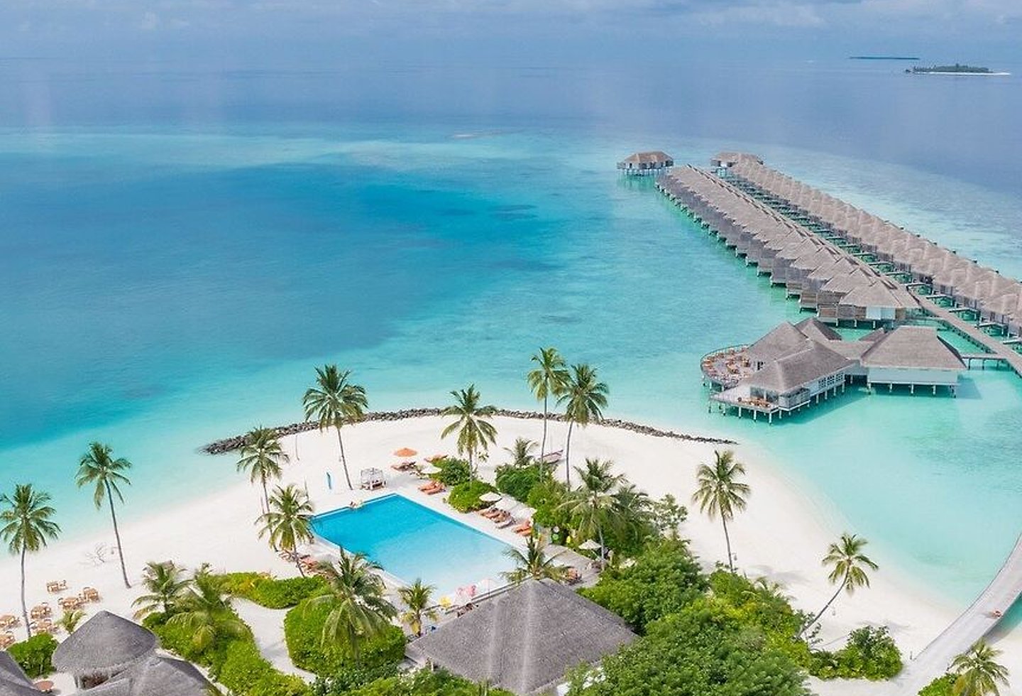 Insel und Wasserbungalows aus der Vogelperspektive