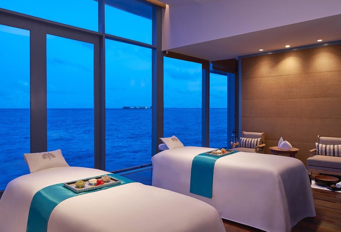 Spabereich mit Glasfront und Sicht auf das Meer