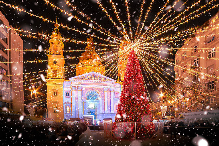 Weihnachtlich beleuchtete St.-Stephans-Basilika in Budapest mit Marktständen.