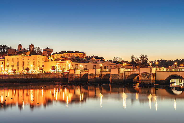 Panoramablick auf Tavira an der Algarve mit Altstadt, Küste und ruhigem Wasser.
