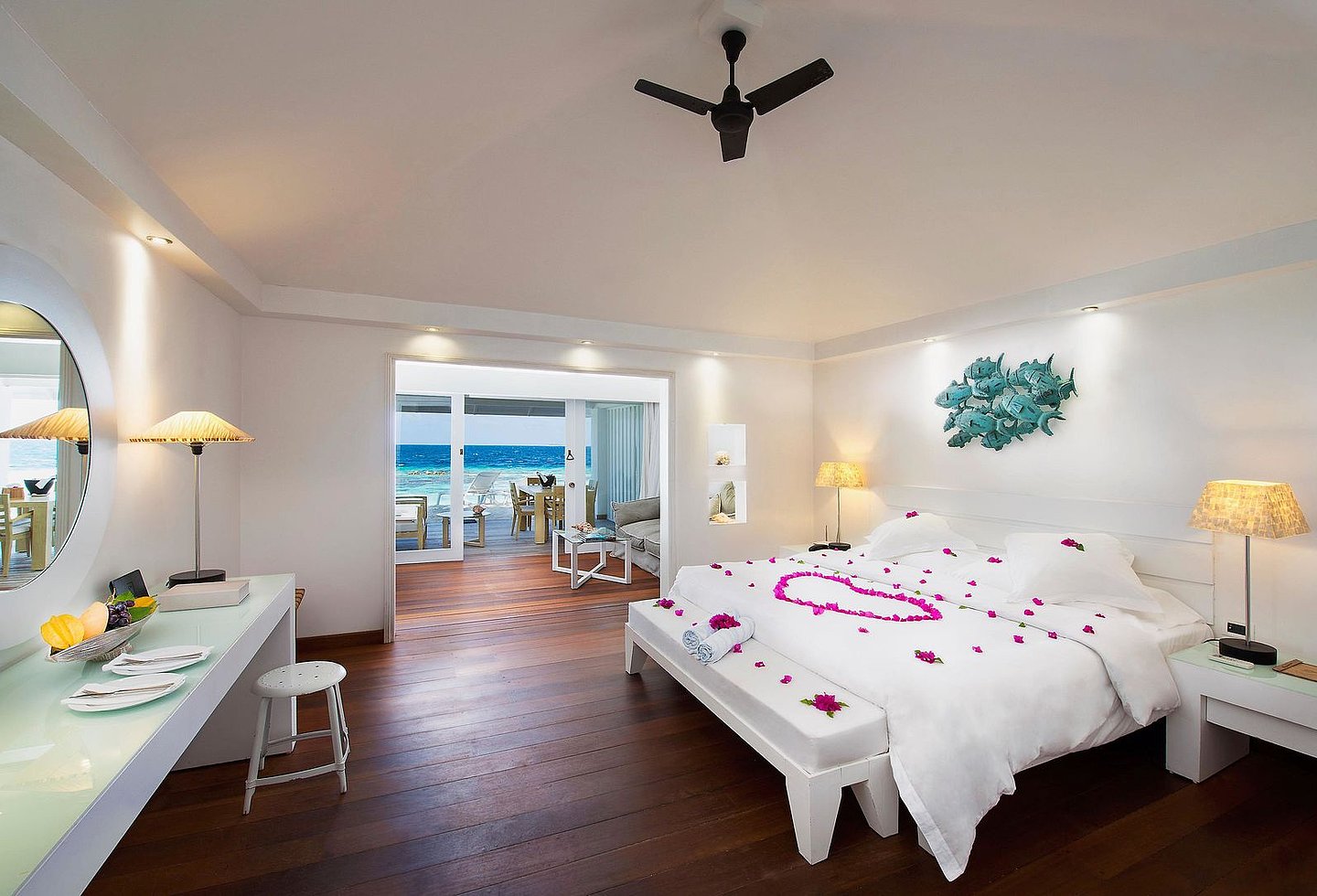 Blick in ein Zimmer mit Doppelbett, Schreibtisch und offenem Badezimmer.