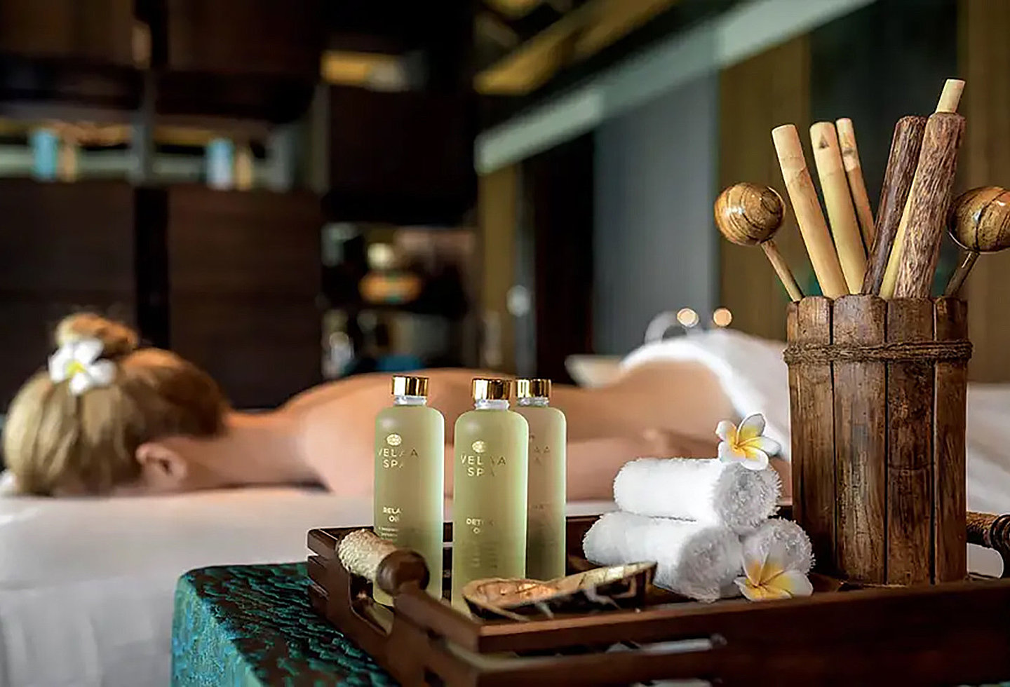 Eleganter Innenbereich des Spas mit stimmungsvoller Beleuchtung.