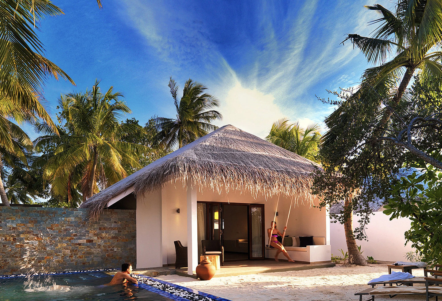 Beach Suite mit privatem Pool, umgeben von Palmen und exotischen Pflanzen.