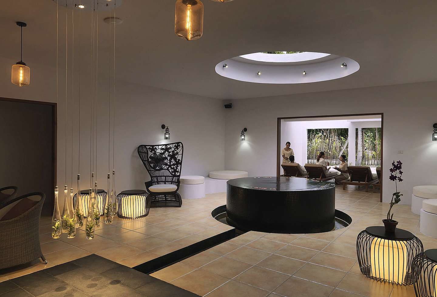 Luxuriöser Spa-Raum mit zwei Behandlungsbetten und tropischem Ambiente.
