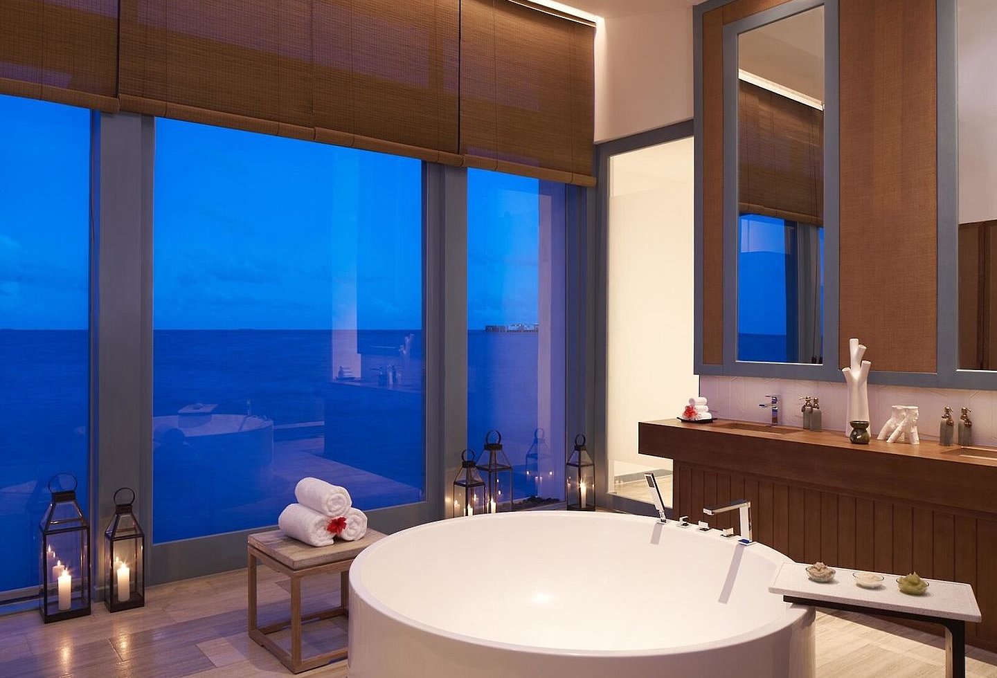 Spabereich mit Badewanne und Blick auf das Meer