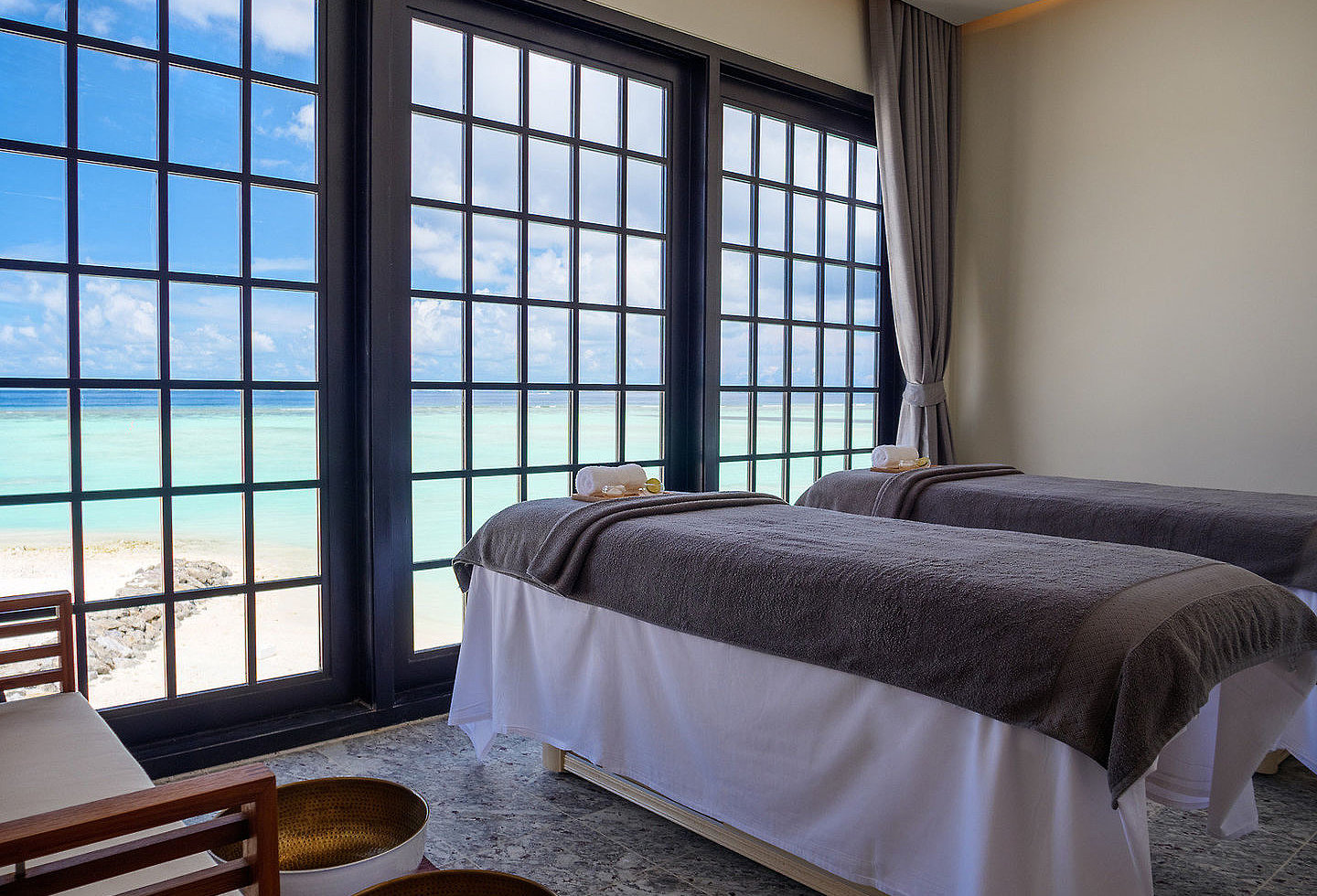 Spa-Bereich mit zwei Liegen, Ausblick auf den Strand
