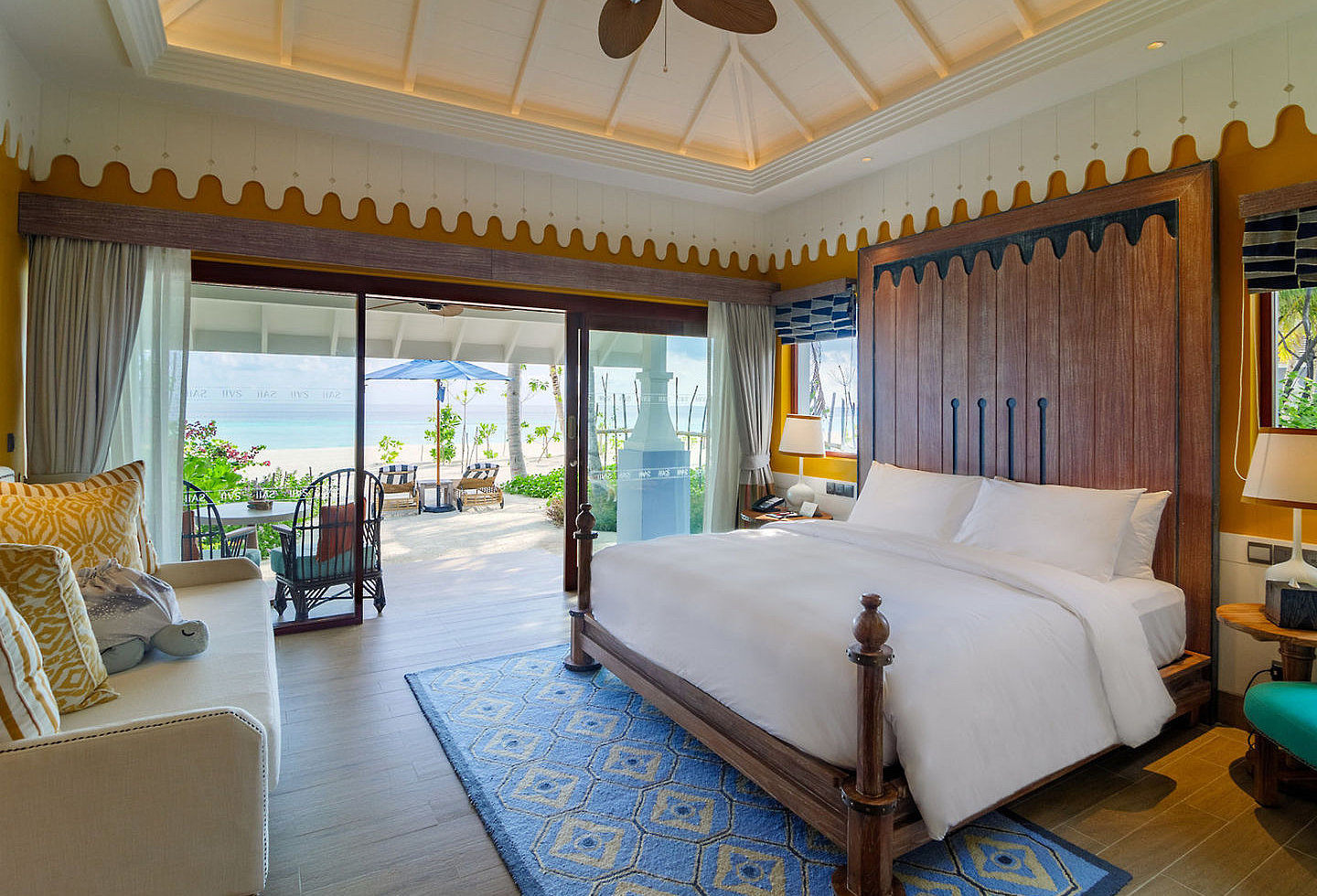 Großes Schlafzimmer mit Vorraum und Blick auf das Meer
