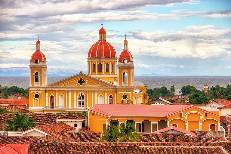 Kathedrale von Granada in Nicaragua mit gelber Fassade und roter Kuppel.