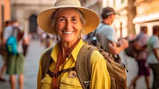 Eine Reiseleiterin führt eine Gruppe von Touristen durch eine Stadt und erklärt ihnen historische oder kulturelle Details.
