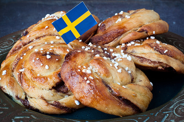 Traditionelles süßes Gebäck mit Mandeln und schwedischer Flagge als Dekoration.