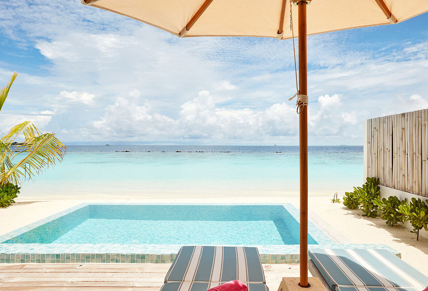 Private Terrasse mit Pool und Liegestühlen direkt am Strand