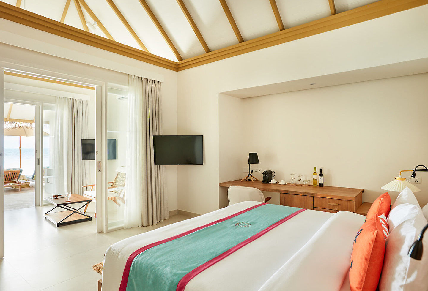 Großes Schlafzimmer mit hoher Decke und Blick nach draußen