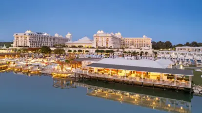 Titanic Deluxe Golf Belek Hotelanlagenfoto in Antalya. Im Vordergrund ist ein Fluss und im Hintergrund ein blauer, klarer Himmel.