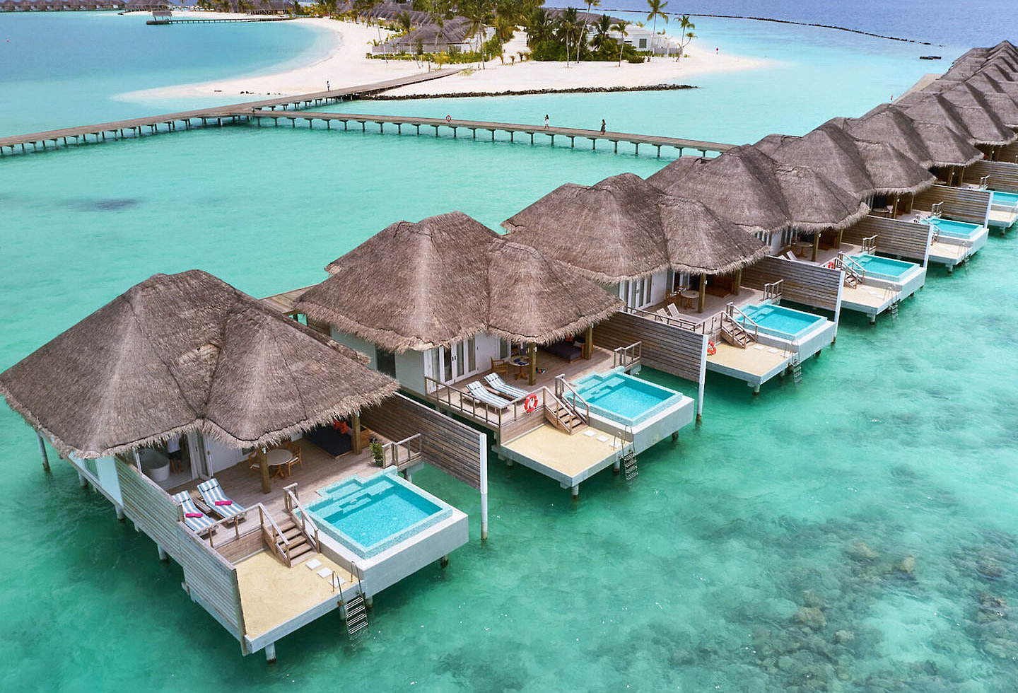 Wasserbungalows mit eigenem Pool von oben fotografiert