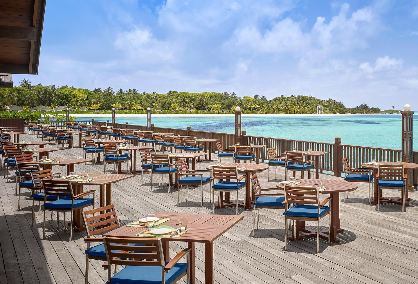 Restaurant mit Meerblick und eleganter Einrichtung unter einem Pavillon.