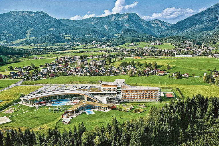 Luftaufnahme der Aldiana Anlage mitten in grüner, bergiger Landschaft.