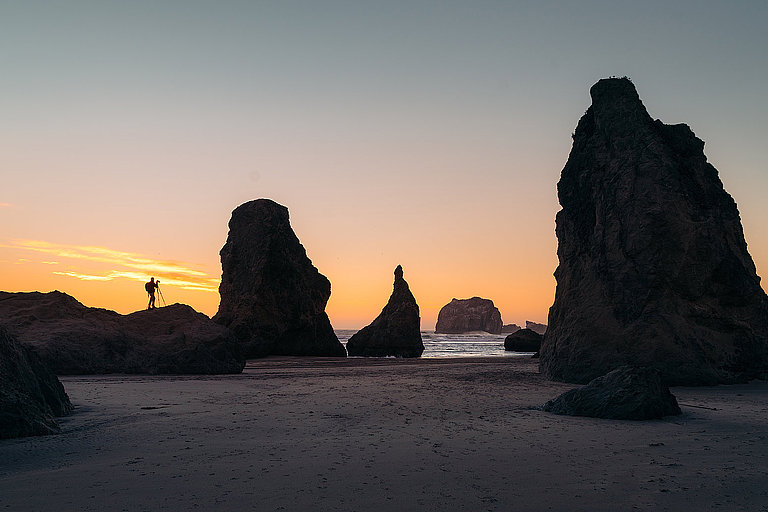 Felsformationen am Strand von Bandon in Oregon bei stimmungsvollem Sonnenuntergang.
