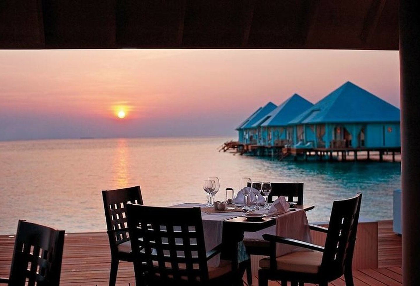 Restaurant des Ananea Diamonds Athuruga Resorts auf den Malediven.