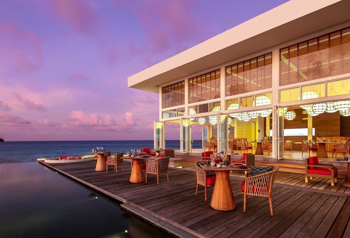 Bar direkt am Meer und Pool beim Sonnenuntergang