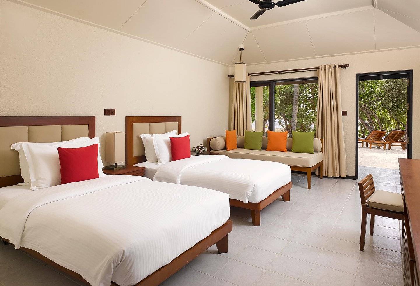 Helles Schlafzimmer mit modernem Design und Blick ins tropische Grün.