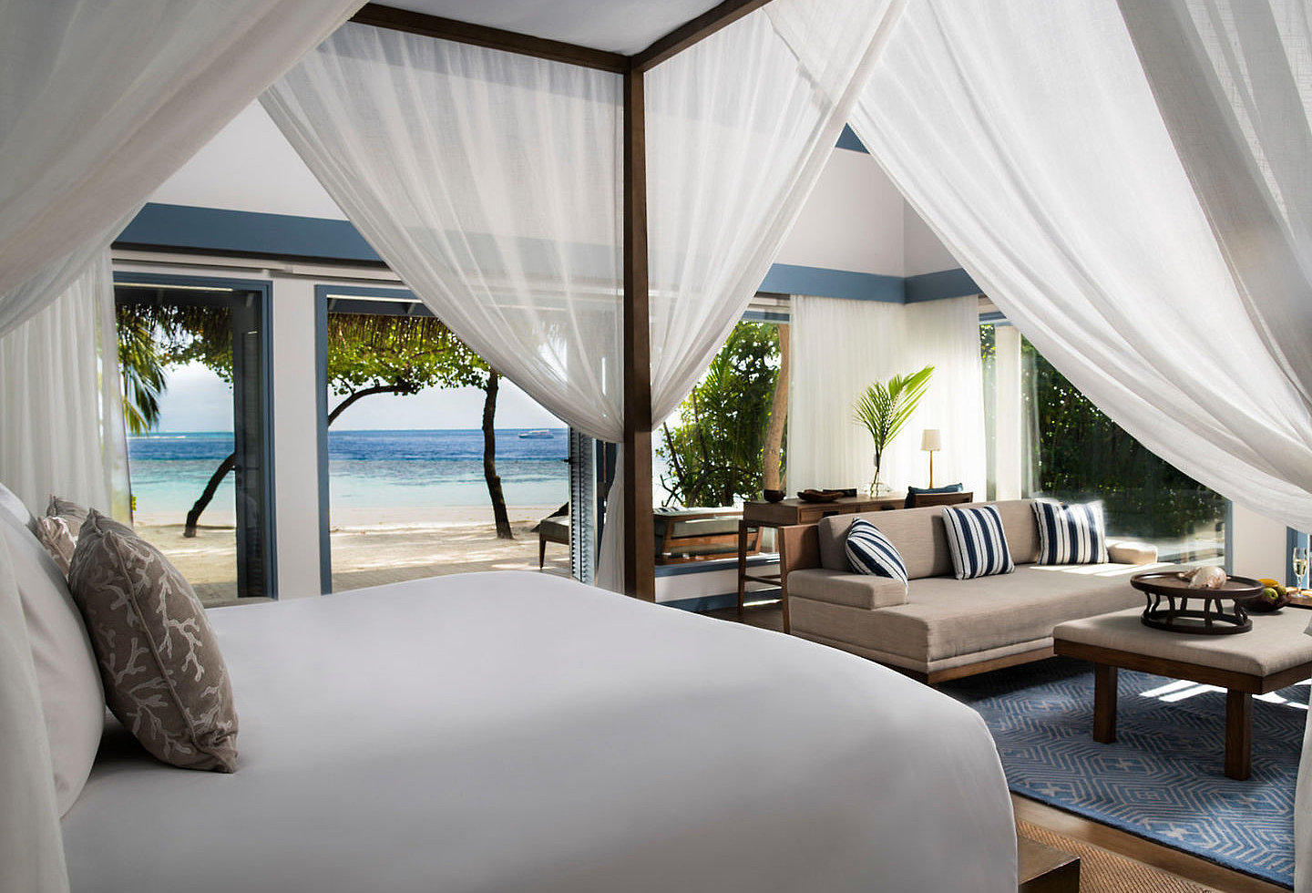 Großes, helles Zimmer mit Blick auf den Strand